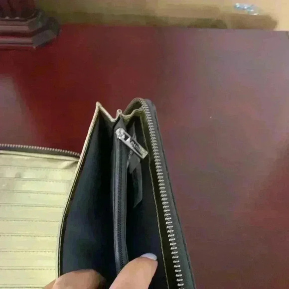 Danier leather  wallet - Picture 5 of 8